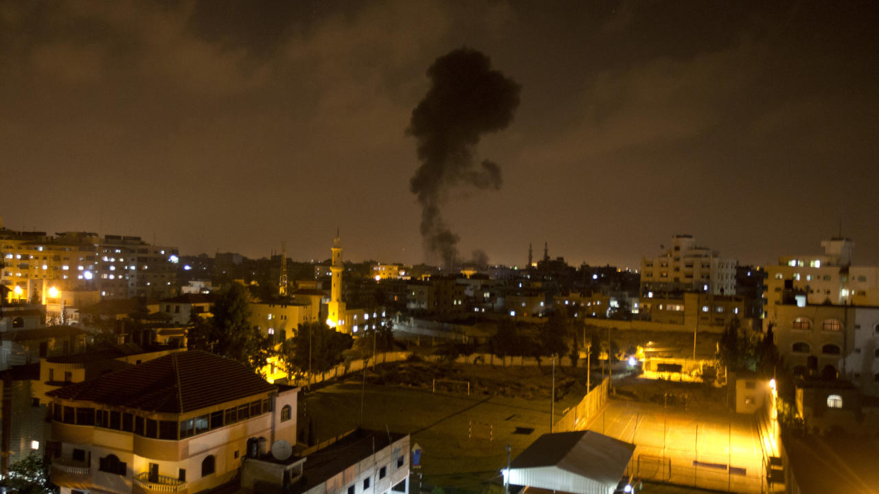 استشهاد8فلسطنيين جدد في غارة للاحتلال على مسجد ومنازل بغزة